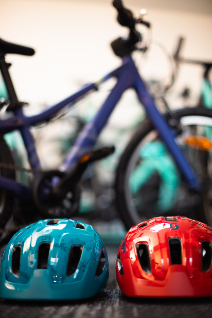 Promotion de Noël chez Rev’ de Cycles avec remises jusqu’à 3000€ sur vélos de route, vélos enfants SCOTT et large choix d’accessoires et vélos d’occasion, ambiance festive avec décorations de Noël.